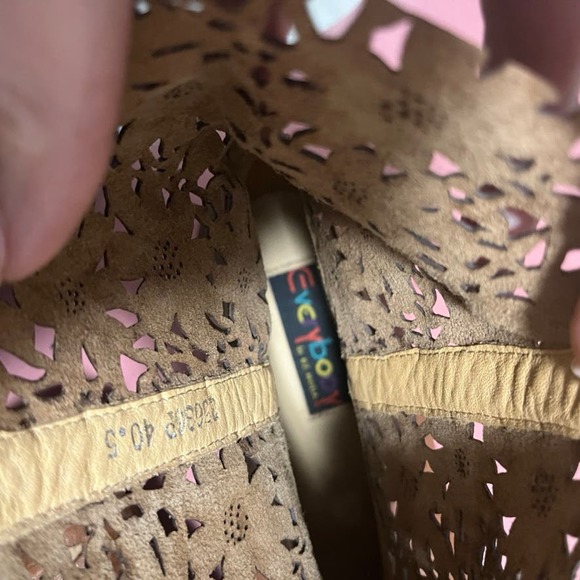 Everybody by BZ Moda Brown Floral Laser Cut Ankle Booties Size 9.5 - Picture 5 of 5